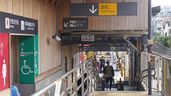 五反田から東急池上線で2駅目。「戸越銀座」にて下車。改札を出て、右手に進んでください。
