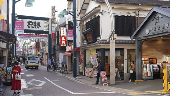 踏切を渡ると、左手にココカラファイン、右手に亀山万年堂、王将があります。