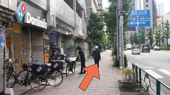 左折するとDOMINOピザがあり、3軒先のビルです。